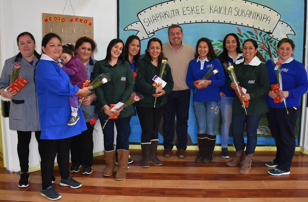 ALCALDE DE CABO DE HORNOS SALUDA A LAS MUJERES TRABAJADORAS DE PUERTO WILLIAMS